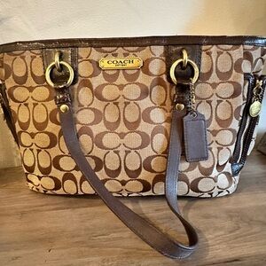 ✨Coach Tan and Brown Signature Canvas Shoulder Bag✨